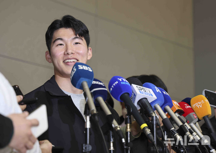 [인천공항=뉴시스] 김근수 기자 = LA다저스 김혜성이 14일 인천 중구 인천국제공항을 통해 출국 전 취재진 질문에 답하고 있다. 2025.01.14. ks@newsis.com