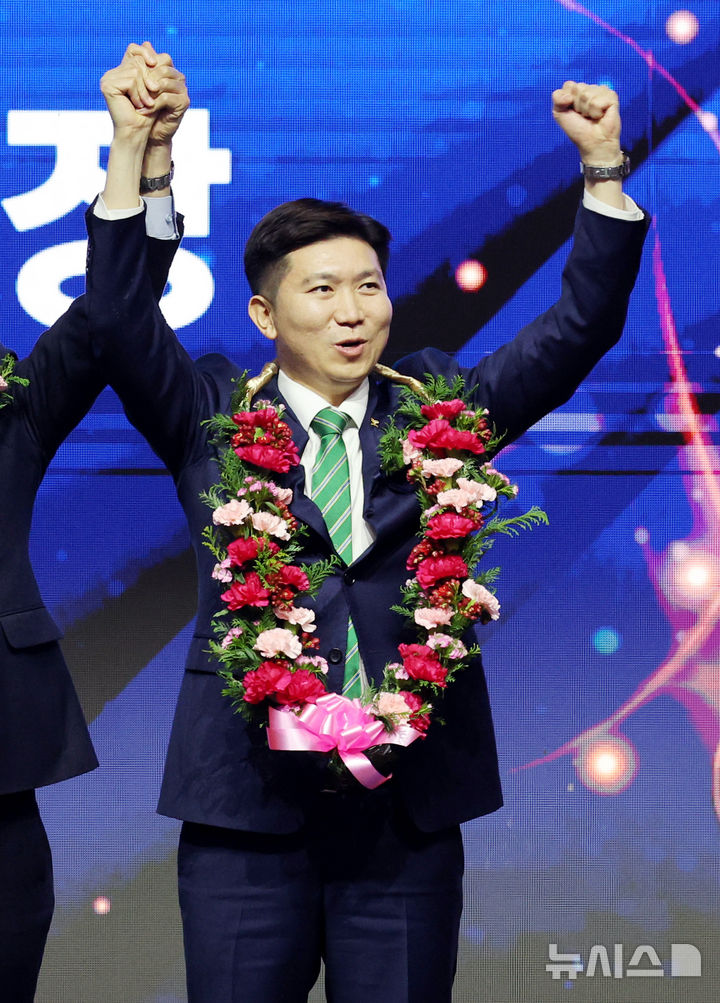 [서울=뉴시스] 김진아 기자 = 제42대 대한체육회장으로 당선된 유승민이 14일 서울 송파구 올림픽공원 올림픽홀에서 열린 제42대 대한체육회장선거에서 김대년 선거운영위원회 위원장과 기념촬영을 하고 있다. 2025.01.14. bluesoda@newsis.com