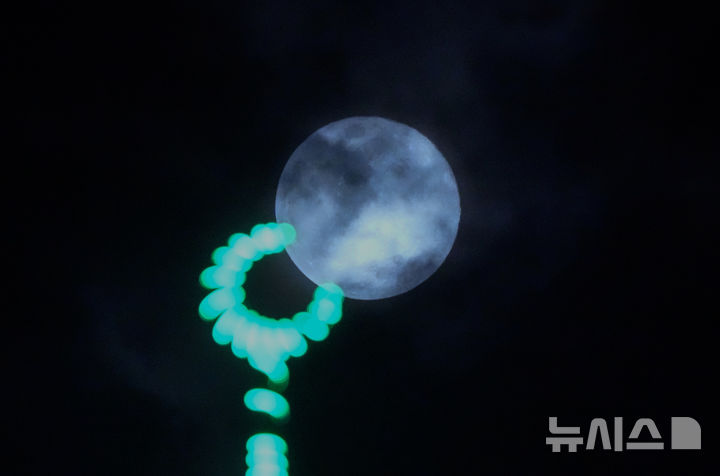 [스리나가르=AP/뉴시스] 14일(현지 시간) 인도령 카슈미르 스리나가르에서 올해 첫 보름달인 '늑대의 달'(울프문)이 떠오르고 있다. '울프문'은 추운 겨울밤, 배고픈 늑대들이 보름달을 향해 울부짖었다는 북미 원주민의 설화에서 유래했다. 2025.01.15.