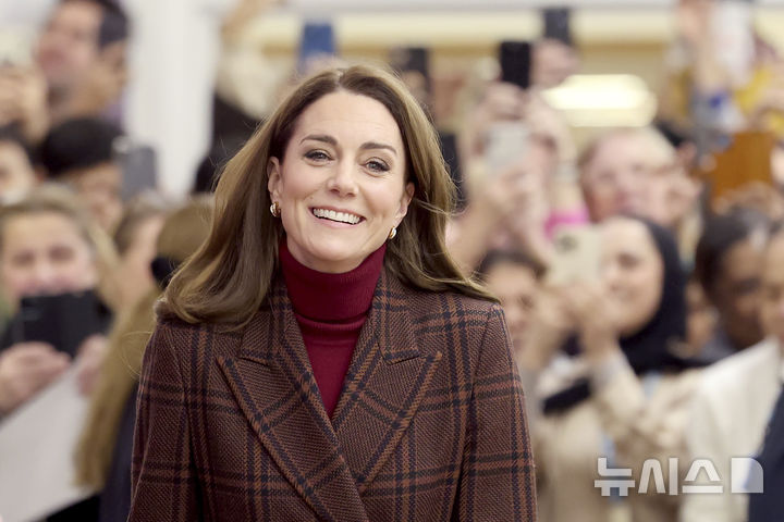 [런던=AP/뉴시스] 케이트 미들턴 영국 왕세자빈이 14일(현지 시간) 암 치료를 받은 런던 로열 마스덴 병원을 방문하고 있다. 미들턴 지난해 1월 복부 수술을 받고 나서 암 진단을 받았다고 3월 발표했고 9월 화학요법을 종료했다. 이날 자신이 암의 징후 및 증상이 경감하거나 사라진 '완화(remission)'된 상태라고 밝혔다. 2025.01.15.