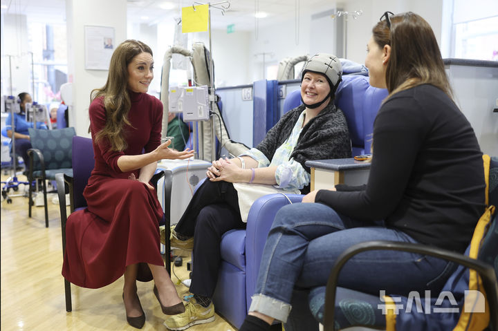 [런던=AP/뉴시스] 케이트 미들턴 영국 왕세자빈이 14일(현지 시간) 암 치료를 받은 런던 로열 마스덴 병원을 방문해 암 치료중인 환자와 대화하고 있다. 미들턴 지난해 1월 복부 수술을 받고 나서 암 진단을 받았다고 3월 발표했고 9월 화학요법을 종료했다. 이날 자신이 암의 징후 및 증상이 경감하거나 사라진 '완화(remission)'된 상태라고 밝혔다. 2025.01.15.