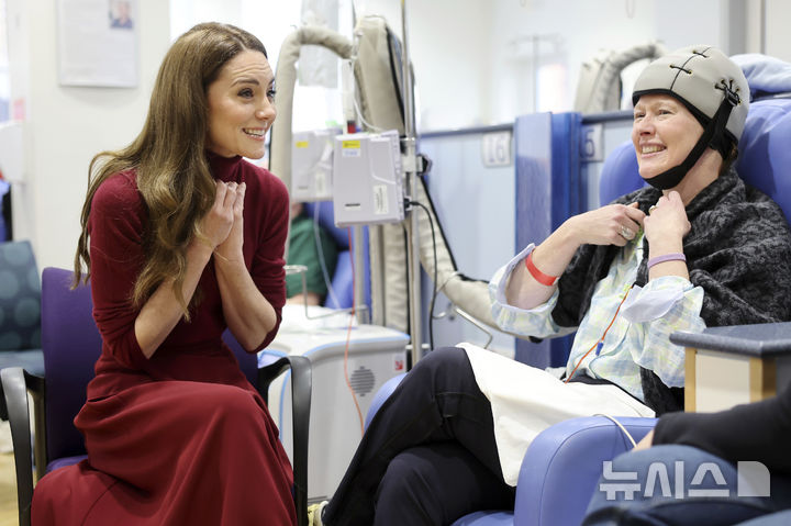 [런던=AP/뉴시스] 케이트 미들턴 영국 왕세자빈이 14일(현지 시간) 암 치료를 받은 런던 로열 마스덴 병원을 방문해 암 치료중인 환자와 대화하고 있다. 미들턴 지난해 1월 복부 수술을 받고 나서 암 진단을 받았다고 3월 발표했고 9월 화학요법을 종료했다. 이날 자신이 암의 징후 및 증상이 경감하거나 사라진 '완화(remission)'된 상태라고 밝혔다. 2025.01.15.