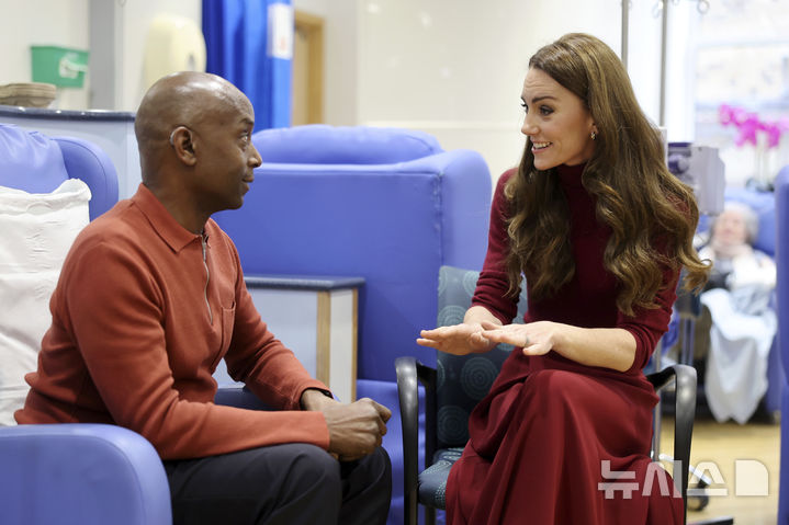 [런던=AP/뉴시스] 케이트 미들턴 영국 왕세자빈이 14일(현지 시간) 암 치료를 받은 런던 로열 마스덴 병원을 방문해 환자와 대화하고 있다. 미들턴 지난해 1월 복부 수술을 받고 나서 암 진단을 받았다고 3월 발표했고 9월 화학요법을 종료했다. 이날 자신이 암의 징후 및 증상이 경감하거나 사라진 '완화(remission)'된 상태라고 밝혔다. 2025.01.15.