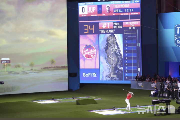 [팜비치가든스=AP/뉴시스]스크린골프 나선 타이거 우즈. 2025.01.14.