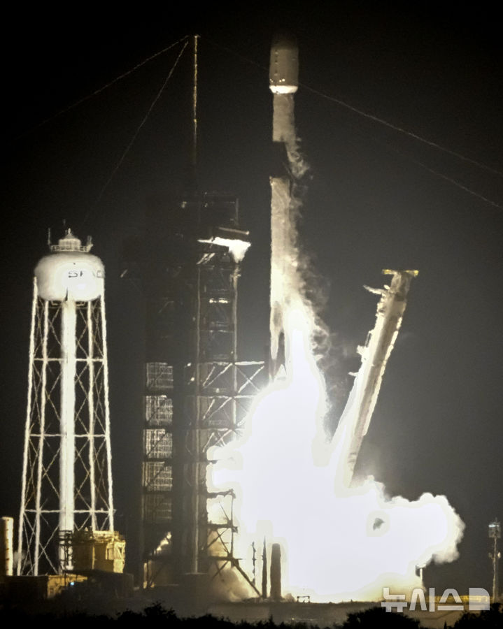 [케이프 커내버럴=AP/뉴시스] 두 대의 달 탐사선을 탑재한 스페이스X 팰컨9 로켓이 1월 15일 미 플로리다주 케이프 커내버럴의 케네디 우주센터 39A 발사대에서 발사되고 있다. 팰컨9는 미 우주기업 파이어플라이의 '블루고스트'와 일본 우주기업 아이스페이스의 '리질리언스'를 싣고 성공적으로 발사됐다. 2025.04.22.