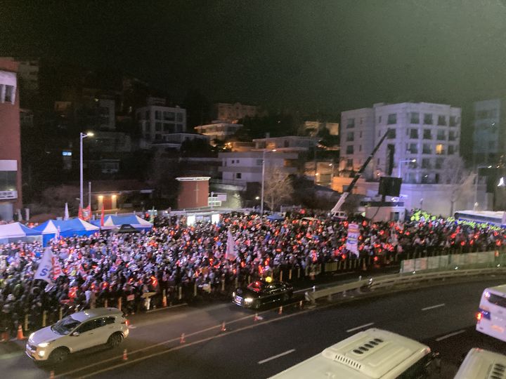 [서울=뉴시스] 15일 오전 4시께 윤석열 대통령 한남동 관저 앞. photo@newsis.com *재판매 및 DB 금지