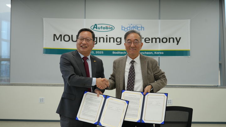 (우)바디텍메드 최의열 대표이사와 오토바이오 해외사업 담당 부사장 Mr. Fu Guangyu. (사진=바디텍메드 제공) *재판매 및 DB 금지