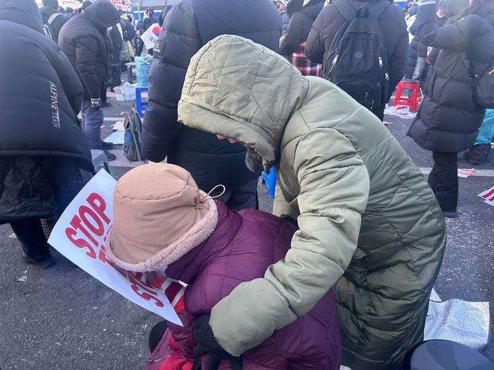 [서울=뉴시스] 15일 한남동 대통령 관저 앞 집회에 참석한 윤석열 대통령 지지지가 주저앉아 눈물을 보이고 있다. photo@newsis.com *재판매 및 DB 금지