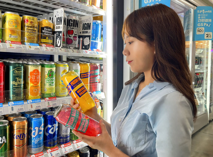 [서울=뉴시스] GS리테일이 운영하는 편의점 GS25는 과일 원물이 보이는 투명캔에 담은 하이볼 '프레시볼오렌지'와 '프레시볼자몽'을 출시한다고 15일 밝혔다. (사진=GS리테일 제공) *재판매 및 DB 금지