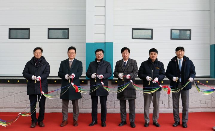 비보존그룹 이두현 회장(왼쪽에서 세번째)과 비보존제약 장부환 대표이사(왼쪽에서 두번째)가 비보존제약 신축보관소 준공기념식에서 기념 촬영을 하고 있다. (사진=비보존그룹 제공) *재판매 및 DB 금지