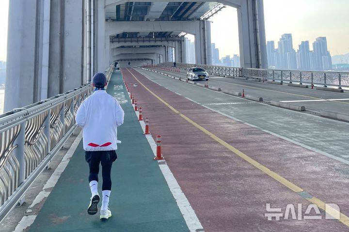 [서울=뉴시스] 젊은 남성이 한파에도 잠수교 위를 달리고 있는 모습. 기사 내용과 무관합니다. (사진= 고려대구로병원 제공) 2025.01.15. photo@newsis.com. 