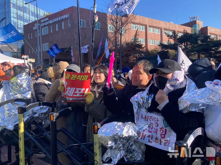 [서울=뉴시스]15일 서울 용산구 한남동 대통령 관저 인근 진보단체의 탄핵 촉구 집회에서 윤석열 대통령에 대한 체포영장 집행 소식이 전해지자 집회 참가자들이 환호하고 있다. (사진=한이재 수습기자) 2025.01.15. photo@newsis.com