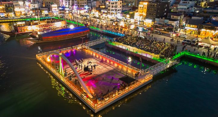 [통영=뉴시스] 신정철 기자= 통영시는 ‘대한민국 문화도시’ 최종 지정에 맞춰 내·외국인 숙박관광, 항공관광, 수학여행단 등을 유치하고 관내 숙박·음식업소·유료관광지 이용 조건 등을 충족한 여행사에 대해 1인당 최대 4만 3000원의 인센티브를 지원한다고 15일 밝혔다.사진은 강구안 야간 전경.(사진=통영시 제공).2025.01.15. photo@newsis.com *재판매 및 DB 금지