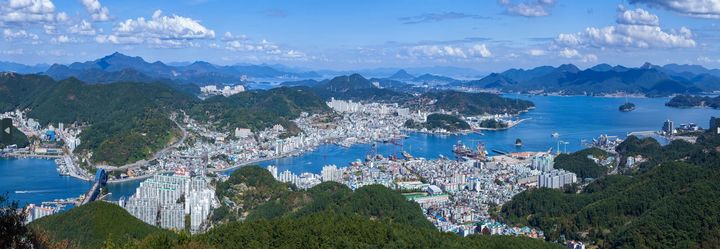 [통영=뉴시스] 신정철 기자= 통영시는 ‘대한민국 문화도시’ 최종 지정에 맞춰 내·외국인 숙박관광, 항공관광, 수학여행단 등을 유치하고 관내 숙박·음식업소·유료관광지 이용 조건 등을 충족한 여행사에 대해 1인당 최대 4만 3000원의 인센티브를 지원한다고 15일 밝혔다.사진은 통영시 전경.(사진=통영시 제공).2025.01.15. photo@newsis.com *재판매 및 DB 금지