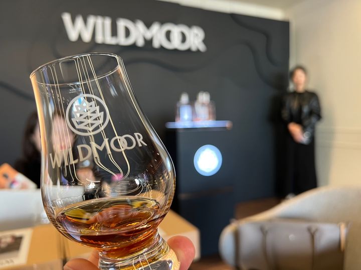 [서울=뉴시스] 김민성 기자 = 와일드무어 23년 '다크무어랜드'가 잔에 담겨 있는 모습. 2025.01.15. kms@newsis.com&nbsp; *재판매 및 DB 금지