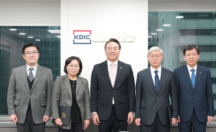 [서울=뉴시스] 유재훈 예금보험공사 사장(가운데)과 차현진 예보 이사(왼쪽 첫번째), 전선애 중앙대학교 교수(왼쪽 두번째), 강종구 한국은행 연구위원(오른쪽 두번째), 임일섭 예보 연구소장이 기념사진을 촬영하고 있다. 2025.01.15. (사진=예보 제공) *재판매 및 DB 금지