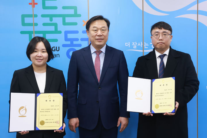 [울산=뉴시스] 울산시 동구가 15일 구청장실에서 행정업무 자문과 소송사건 및 무료 법률상담 수행을 위한 법률 고문변호사를 위촉한 가운데 김종훈 동구청장이 위촉장 수여 후 기념촬영을 하고 있다. (사진=동구 제공) 2025.01.15. photo@newsis.com *재판매 및 DB 금지