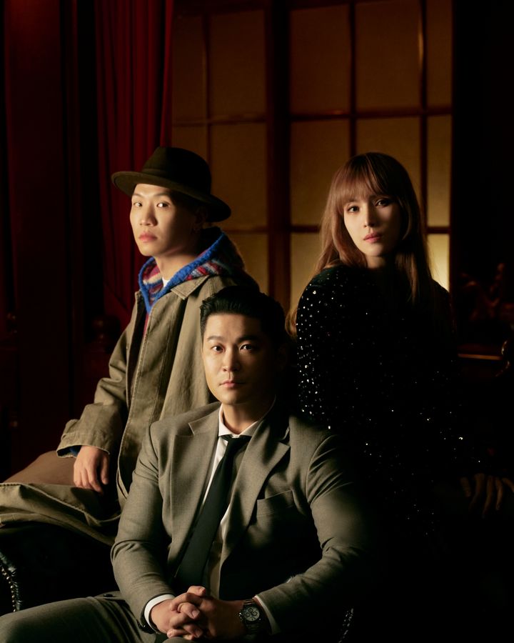 [서울=뉴시스] 힙합 듀오 '다이나믹 듀오'와 가수 거미가 15일 오후 6시 첫 번째 컬래버레이션 싱글 '테이크 케어(Take Care)'를 발매한다. (사진=아베바컬쳐 제공) 2025.01.15. photo@newsis.com *재판매 및 DB 금지