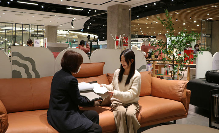 [대구=뉴시스] 대구 신세계백화점은 7층 생활장르에서 독일 프리미엄 가죽 소파 브랜드 '도미실(Domicil)' 팝업스토어를 진행한다. (사진 = 대구 신세계백화점 제공) 2025.01.15. photo@newsis.com *재판매 및 DB 금지