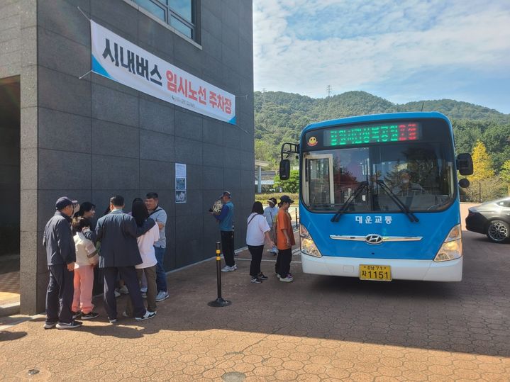 [창원=뉴시스] 강경국 기자 = 경남 창원시가 설 연휴 기간 동안 임시 운행하는 창원공원묘원과 창원시립상복공원 시내버스 임시노선. (사진=창원시청 제공). 2025.01.15. photo@newsis.com *재판매 및 DB 금지