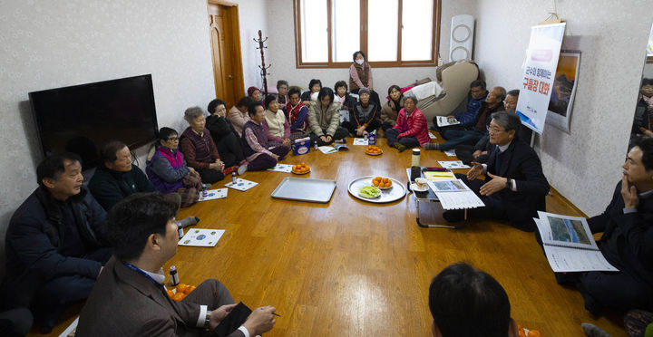 [구례=뉴시스] 김순호 구례군수가 군민들을 찾아가 새해 맞이 군수와 함께 하는 구들장 대화를 하고 있다. (사진=구례군 제공) 2025.01.15. photo@newsis.com *재판매 및 DB 금지