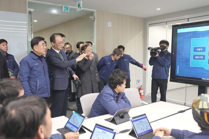 [울산=뉴시스] 15일 HD현대중공업 뿌리아카데미관에서 열린 울산대 유비캠(UbiCam) 1호 개소식에서 울산대 오연천 총장과 김두겸 울산시장이 조지운 울산대 교학부총장의 설명을 듣고 있다. (사진=울산대 제공) 2025.01.15. photo@newsis.com *재판매 및 DB 금지