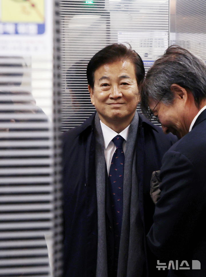 [전주=뉴시스] 김얼 기자 = 공직선거법 위반 협의로 기소된 더불어민주당 정동영(전시주병) 의원이 15일 전북 전주시 전주지방법원에서 재판을 받기 위해 법정으로 향하고 있다. (전북사진기자단 공동취재) 2025.01.15. pmkeul@newsis.com