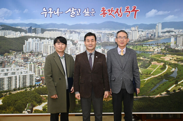 [울산=뉴시스] '변호사 곽희열 법률사무소' 소속 곽희열 변호사와 '법률사무소 길벗' 소속 임진규 변호사가 울산 중구 고문 변호사로 위촉돼 김영길 구청장과 기념촬영을 하고 있다. (사진=울산시 중구 제공) 2025.01.15. photo@newsis.com *재판매 및 DB 금지