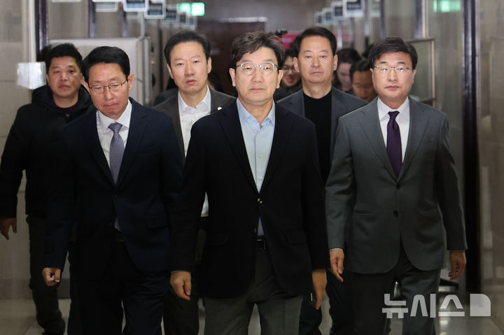 [서울=뉴시스] 권창회 기자 = 윤석열 대통령에 대한 2차 체포영장 집행이 시작된 15일 오전 서울 여의도 국회에서 권성동 국민의힘 원내대표 등 지도부가 긴급원내운영전략회의를 하기 위해 이동하고 있다. 2025.01.15. kch0523@newsis.com