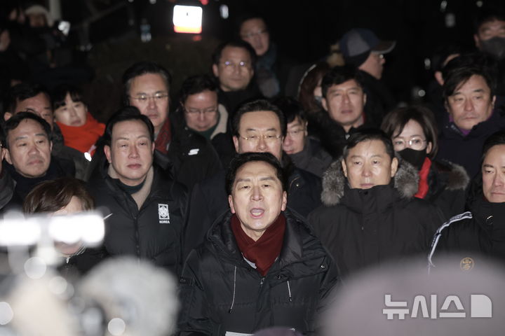 [서울=뉴시스] 정병혁 기자 = 김기현 국민의힘 의원을 비롯한 소속 의원들이 15일 서울 용산구 대통령 관저 앞에 모인 취재진에게 입장을밝히고 있다. 2025.01.15. jhope@newsis.com