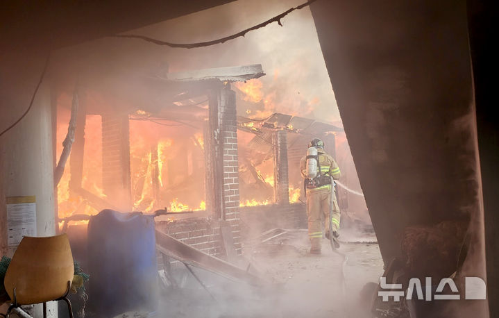 [신안=뉴시스] 주택 화재 진압하는 소방대원. (사진=신안소방서 제공). photo@newsis.com *재판매 및 DB 금지