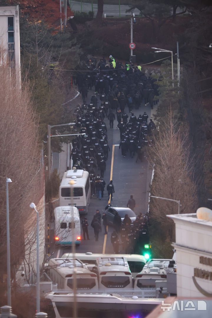 [서울=뉴시스] 황준선 기자 = 15일 오전 서울 용산구 윤석열 대통령 관저에서 경찰과 공수처로 구성된 공조단이 윤석열 대통령 체포영장 집행을 위해 관저로 진입하고 있다. 2025.01.15 hwang@newsis.com