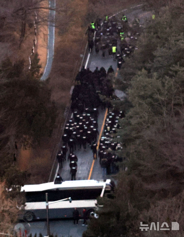 [서울=뉴시스] 조성봉 기자= 윤석열 대통령에 대한 2차 체포영장 집행에 나선 고위공직자범죄수사처 수사관들이 15일 오전 서울 용산구 한남동 대통령 관저 입구를 통과해 진입하고 있다.2025.01.15. suncho21@newsis.com