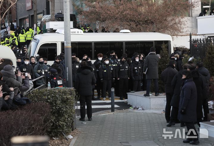 [서울=뉴시스] 정병혁 기자 = 고위공직자범죄수사처(공수처)와 경찰이 15일 윤석열 대통령에 대한 2차 체포영장 집행에 나선 가운데 서울 용산구 한남동 관저에서 미니버스 한 대가 나오고 있다. 2025.01.15. jhope@newsis.com