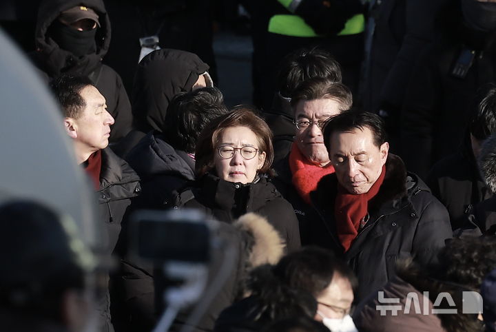 국힘 의원들, 지지자와 ‘5열 스크럼’ 짜고 윤석열 체포 막았다