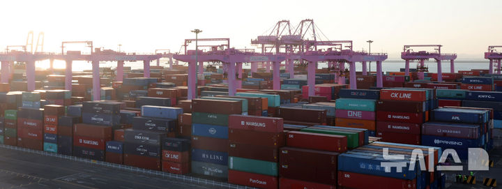 [인천=뉴시스] 전진환 기자 = 15일 한국은행이 발표한 '2024년 12월 수출입물가지수'에 따르면 지난달 수입물가는 142.14(2020=100)으로 전월(138.80) 대비 2.4% 올랐다. 3개월 연속 오름세다. 전년동기대비로는 7.0% 올라 2개월 째 올랐다. 수입물가 상승은 유가와 원·달러 환율이 모두 상승한 영향이다. 15일 인천 연수구 인천신항 컨테이너 터미널에 컨테이너가 쌓여 있다. 2025.01.15. amin2@newsis.com