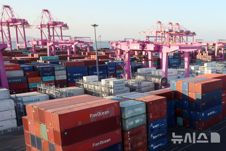 (Incheon = Newsis) Reporter Jinhwan Jeon = Containers are piled up at the Incheon New Port Container Terminal in Yeonsu-gu, Incheon. 2025.01.15. amin2@newsis.com