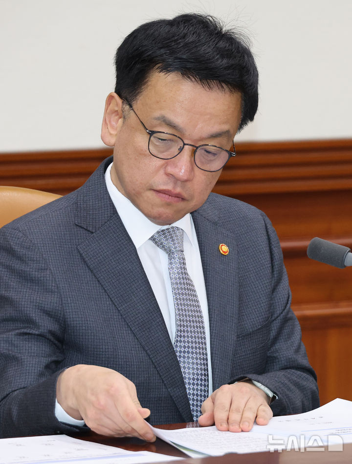 [서울=뉴시스] 조수정 기자 = 최상목 대통령 권한대행 부총리 겸 기획재정부 장관이 15일 정부서울청사에서 '국정현안관계장관회의 겸 경제관계장관회의 겸 산업경쟁력강화관계장관회의'에서 자료를 확인하고 있다. (대통령실통신사진기자단) 2025.01.15. chocrystal@newsis.com
