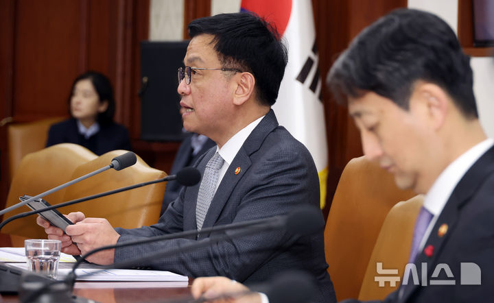 [서울=뉴시스] 조수정 기자 = 최상목 대통령 권한대행 부총리 겸 기획재정부 장관이 15일 정부서울청사에서 '국정현안관계장관회의 겸 경제관계장관회의 겸 산업경쟁력강화관계장관회의'를 하고 있다. (대통령실통신사진기자단) 2025.01.15. chocrystal@newsis.com