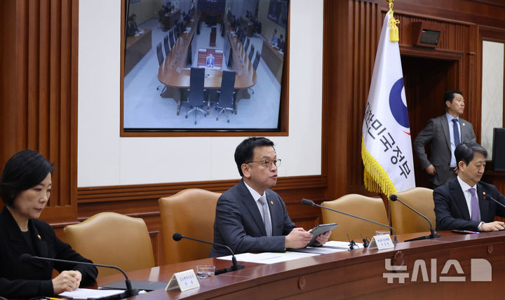 [서울=뉴시스] 조수정 기자 = 최상목 대통령 권한대행 부총리 겸 기획재정부 장관이 15일 정부서울청사에서 '국정현안관계장관회의 겸 경제관계장관회의 겸 산업경쟁력강화관계장관회의'를 하고 있다. (대통령실통신사진기자단) 2025.01.15. chocrystal@newsis.com
