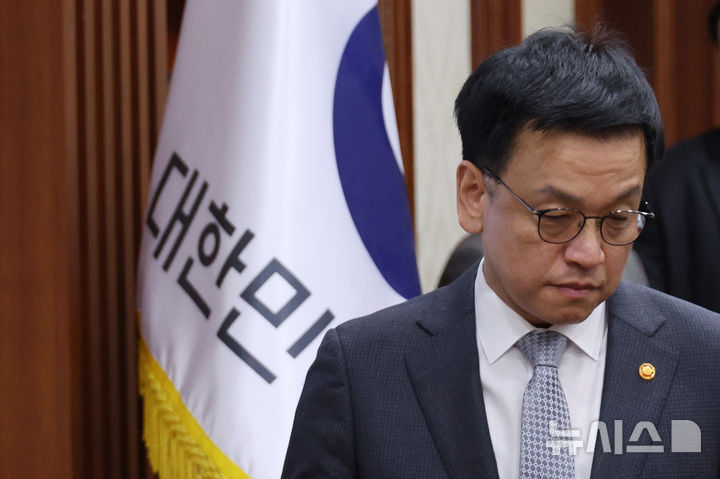 [서울=뉴시스] 조수정 기자 = 최상목 대통령 권한대행 부총리 겸 기획재정부 장관이 15일 정부서울청사에서 '국정현안관계장관회의 겸 경제관계장관회의 겸 산업경쟁력강화관계장관회의'에 입장하고 있다. (대통령실통신사진기자단) 2025.01.15. chocrystal@newsis.com