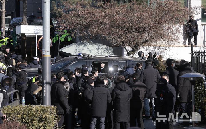 [서울=뉴시스] 정병혁 기자 = 고위공직자범죄수사처(공수처)와 경찰이 윤석열 전 대통령에 대한 2차 체포영장을 집행한 지난해 1월15일 윤 전 대통령과 경호처 관계자 등이 탑승한 것으로 추정된 차량이 서울 용산구 한남동 관저를 나서고 있다. 2026.03.04. jhope@newsis.com