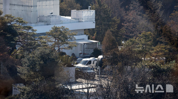 [서울=뉴시스] 김선웅 기자 = 윤석열 대통령에 대한 2차 체포영장이 집행된 지난해 1월 15일 서울 용산구 한남동 대통령 관저에서 윤 대통령 탑승 차량이 공수처로 향하고 있다. 2026.07.09. mangusta@newsis.com