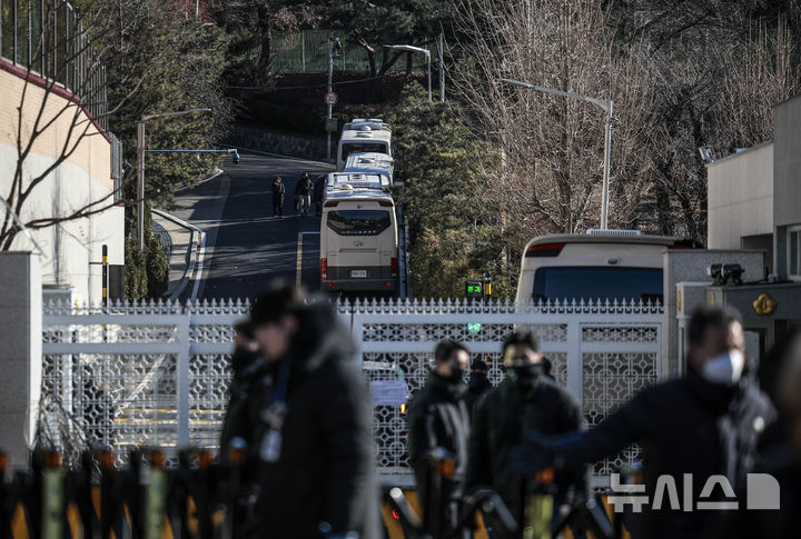 [서울=뉴시스] 정병혁 기자 = 윤석열 대통령 체포영장 집행이 진행된 15일 서울 용산구 대통령 관저에서 관계자들이 정리를 하고 있다. 2025.01.15. jhope@newsis.com