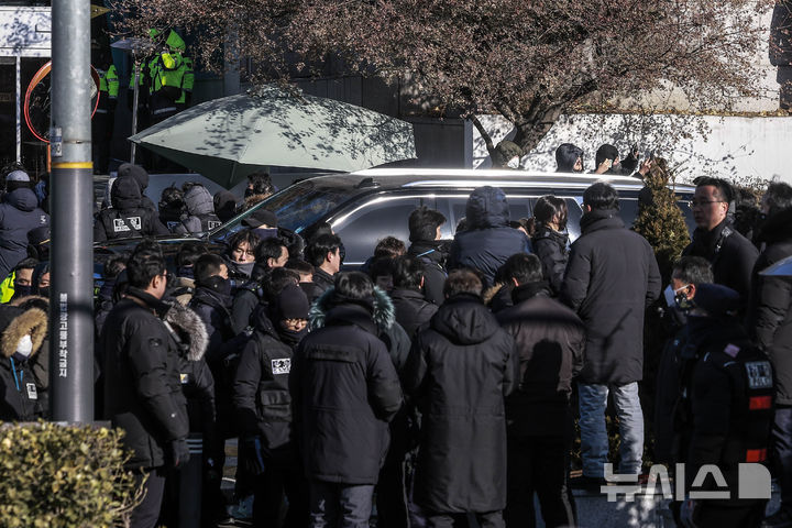 [서울=뉴시스] 정병혁 기자 = 고위공직자범죄수사처(공수처)와 경찰이 윤석열 대통령에 대한 2차 체포영장을 집행한 15일 윤 대통령 등이 탑승한 것으로 추정된 차량이 서울 용산구 한남동 관저를 나서고 있다. 2025.01.15. jhope@newsis.com