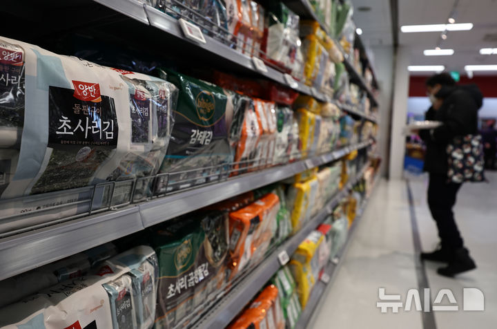 [서울=뉴시스] 김금보 기자 = 수산물 수출 품목 1위인 김에 대한 수요가 증가하면서 김 가격이 오르고 있다. 한국농수산식품유통공사에 따르면 지난 14일 기준 마른김 10장 전국 평균 소매가격은 1492원으로 1년전 1060원에 비해 432원 올랐다. 사진은 15일 서울시내 대형마트에서 판매되는 김. 2025.01.15. kgb@newsis.com