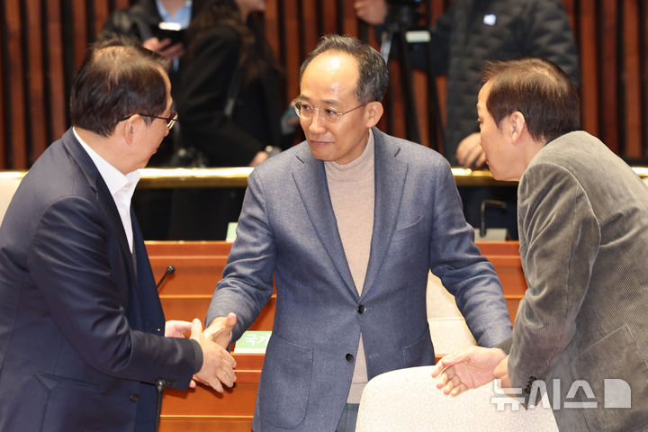 [서울=뉴시스] 권창회 기자 = 추경호 국민의힘 의원이 15일 오전 서울 여의도 국회에서 열린 비상의원총회에서 참석하며 의원들과 악수하고 있다. 2025.01.15. kch0523@newsis.com