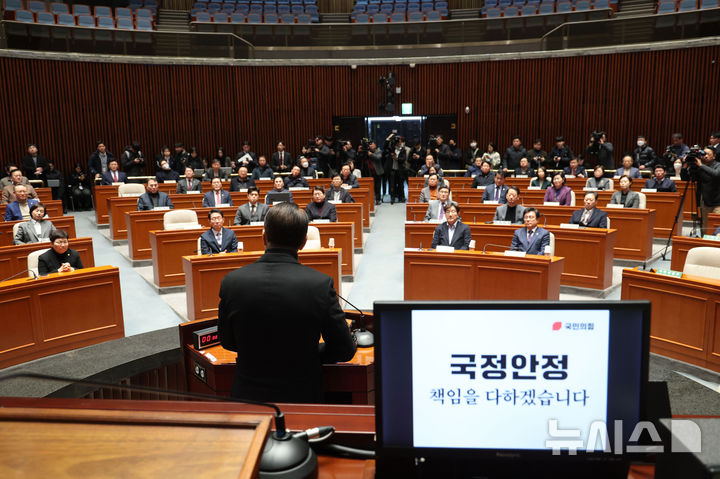 [서울=뉴시스] 권창회 기자 = 권영세 국민의힘 비상대책위원장이 15일 오전 서울 여의도 국회에서 열린 비상의원총회에서 발언하고 있다. 2025.01.15. kch0523@newsis.com
