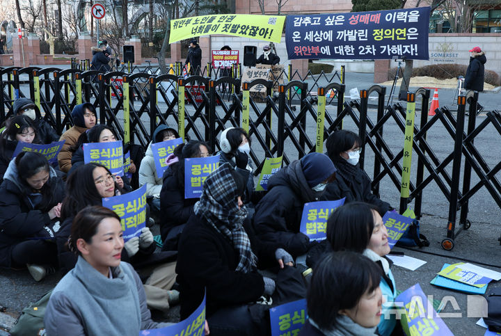 [서울=뉴시스] 이영환 기자 = 15일 오후 서울 종로구 주한일본대사관 인근에서 1683차 일본군성노예제 문제해결을 위한 수요시위가 진행되는 가운데 반대편에서 수요시위 반대 집회가 열리고 있다. 2025.01.15. 20hwan@newsis.com