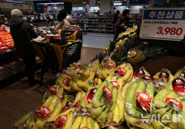 [서울=뉴시스] 김금보 기자 = 올해 1월15일 서울시내 한 대형마트 과일코너에 바나나 상품이 진열돼 있다. 2025.01.15. kgb@newsis.com
